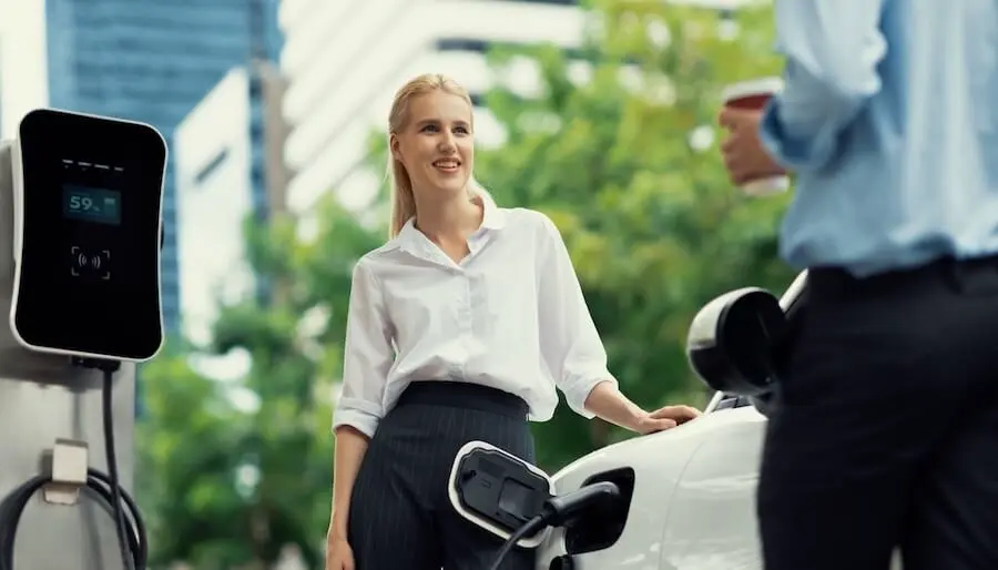 voiture qui se recharge sur le parking d'une entreprise