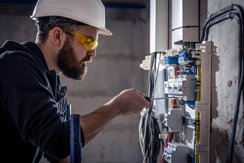 électricien qui installe une borne