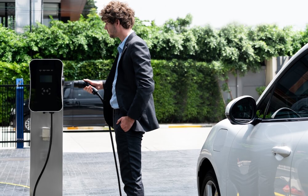 homme recharge une voiture en entreprise