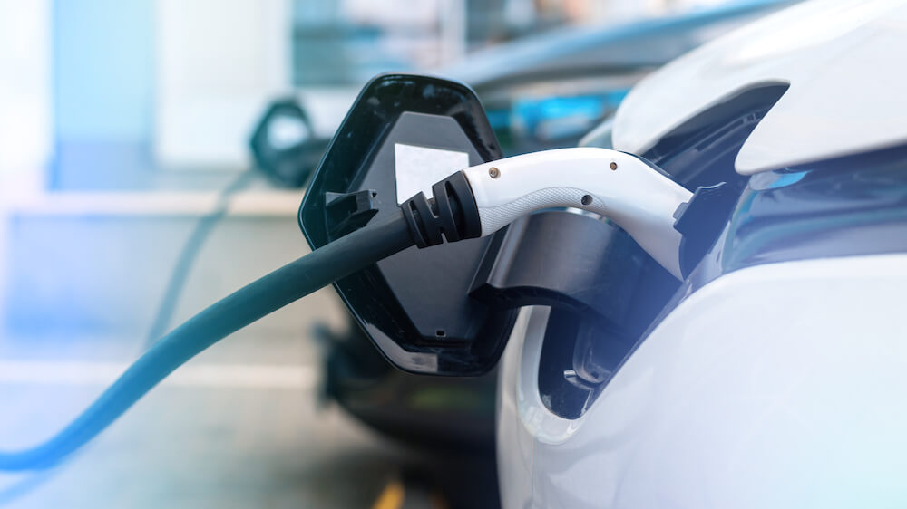 voiture électrique branchée à une borne de recharge