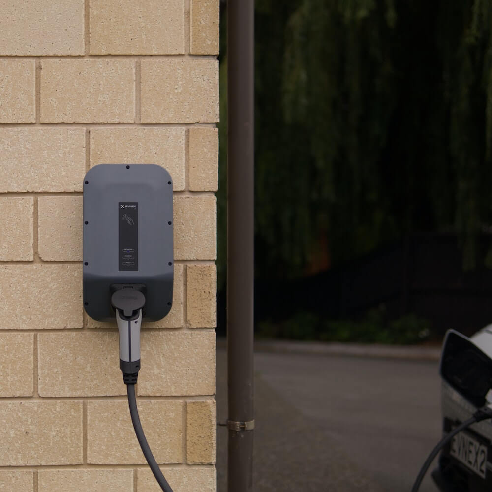 borne électrique installée dans une maison