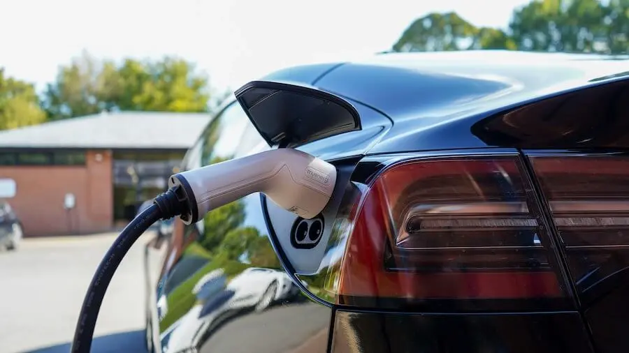 Voiture qui se recharge à Paris