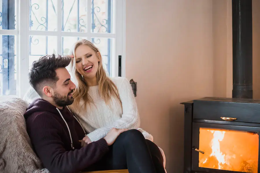 couple dans une maison avec chauffage