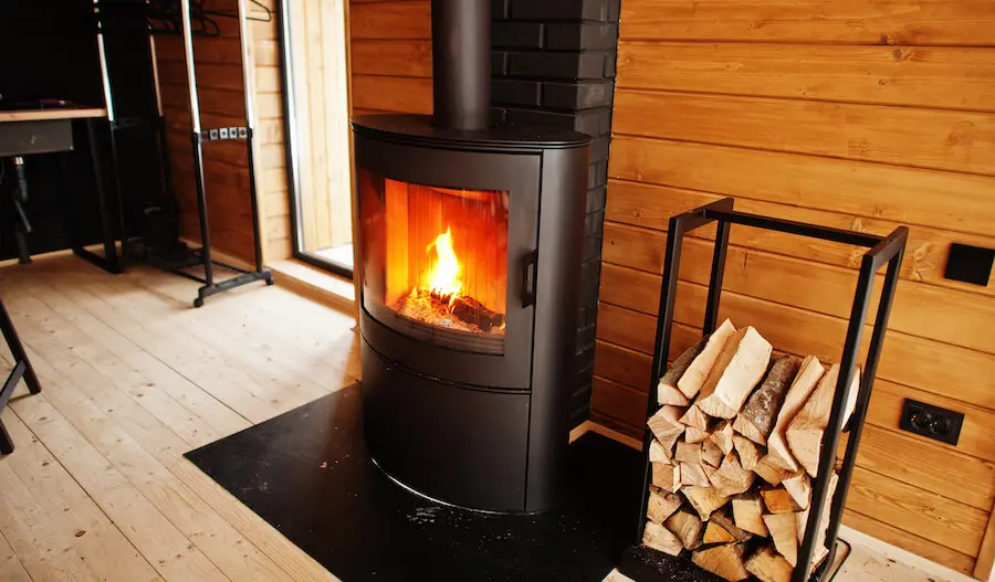 poêle à bois installé par un professionnel RGE dans une maison